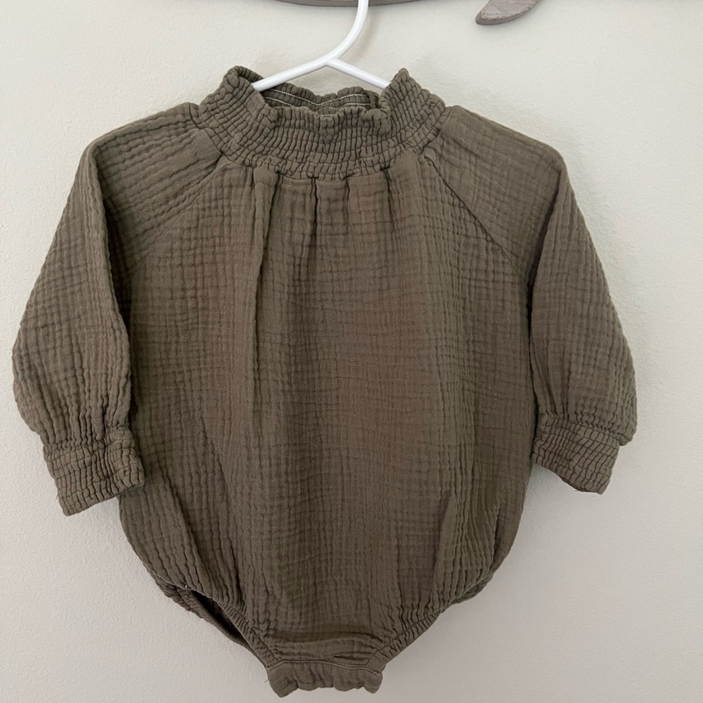 The simple Folk muslin romper size 3-6 months.